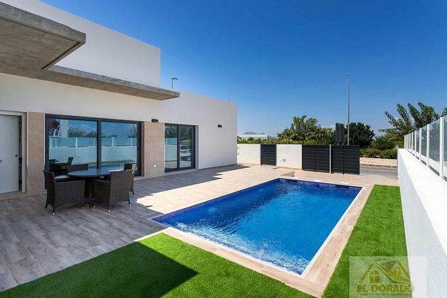 Foto 2 de Xalet en venda a Daya Nueva de 3 habitacions amb piscina i jardí