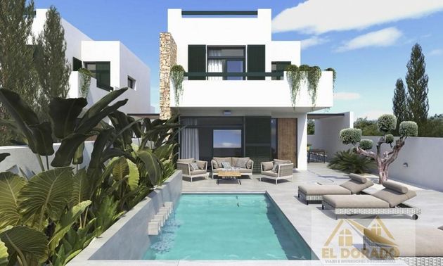Foto 2 de Chalet en venta en Daya Nueva de 3 habitaciones con terraza y piscina