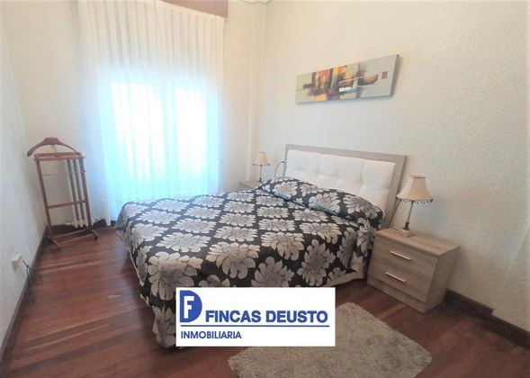 Foto 1 de Piso en alquiler en San Pedro de Deusto-La Ribera de 3 habitaciones con muebles y balcón