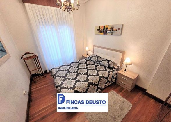 Foto 2 de Piso en alquiler en San Pedro de Deusto-La Ribera de 3 habitaciones con muebles y balcón