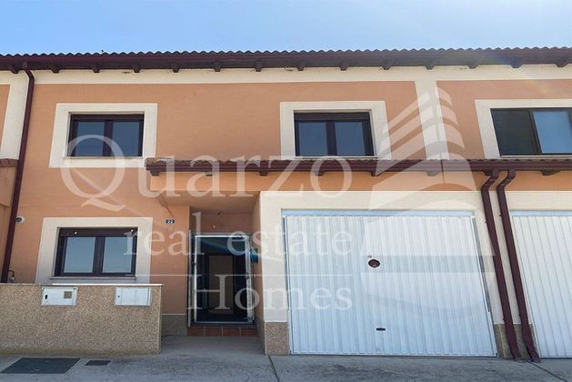 Foto 1 de Casa adossada en venda a Garcillán de 4 habitacions amb garatge i jardí