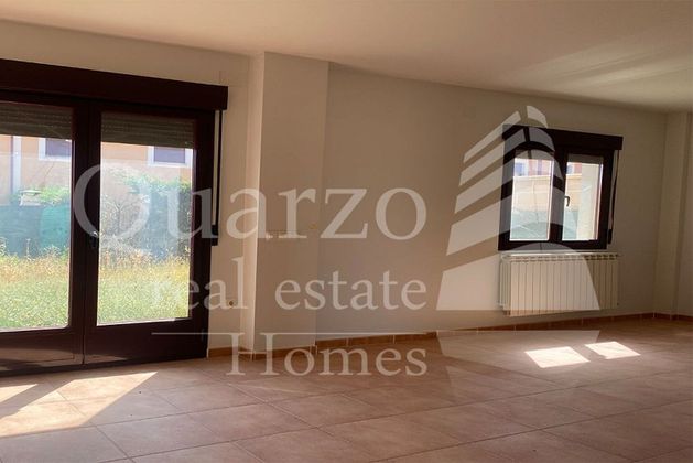 Foto 2 de Casa adossada en venda a Garcillán de 4 habitacions amb garatge i jardí