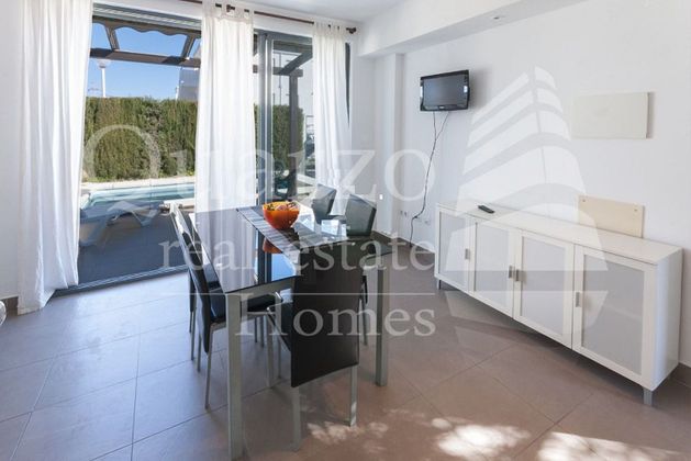 Foto 1 de Xalet en venda a Oliva Nova de 2 habitacions amb piscina i garatge