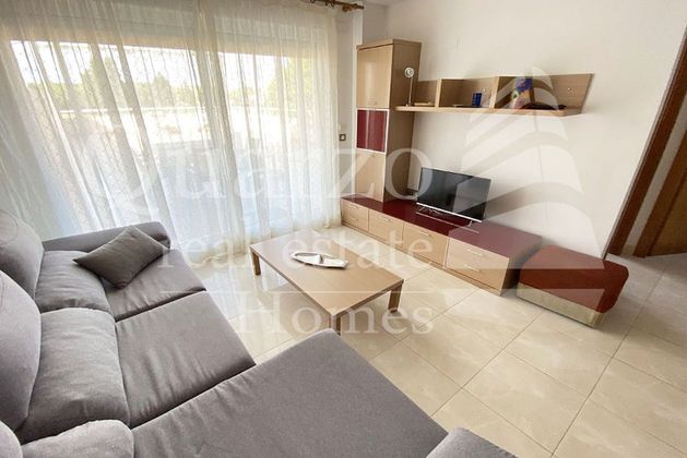 Foto 1 de Venta de piso en Oliva Nova de 4 habitaciones con terraza y piscina