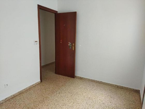 Foto 1 de Venta de piso en Villena de 4 habitaciones con garaje y balcón