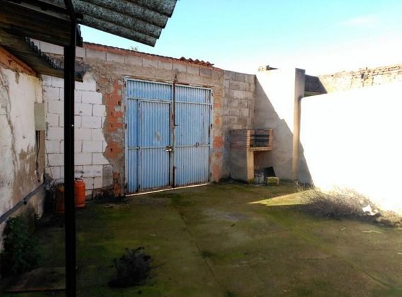 Foto 2 de Casa en venda a Madrigalejo de 4 habitacions i 100 m²