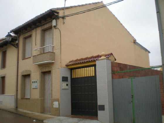 Foto 1 de Casa adossada en venda a calle De Cantarranas de 4 habitacions amb jardí