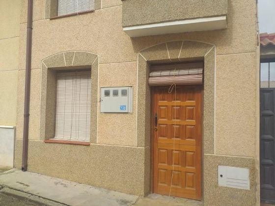 Foto 2 de Casa adossada en venda a calle De Cantarranas de 4 habitacions amb jardí