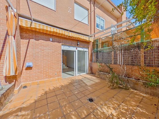Foto 2 de Casa en venda a calle De Villaviciosa de 3 habitacions amb piscina i garatge