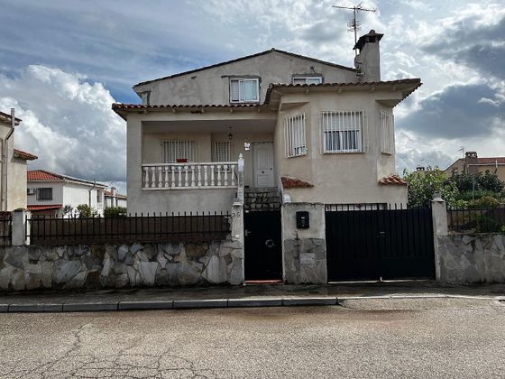 Foto 1 de Casa en venda a calle Ciudad Real de 5 habitacions amb garatge i jardí