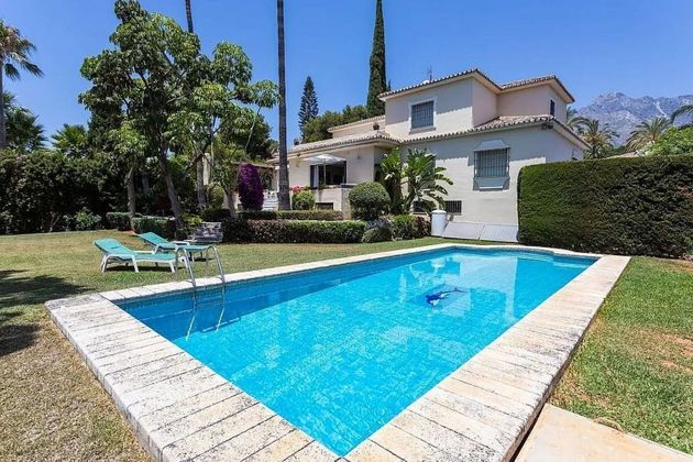 Foto 1 de Alquiler de chalet en Lomas de Marbella Club - Puente Romano de 7 habitaciones con terraza y piscina