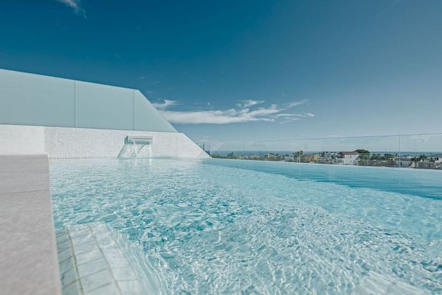 Foto 2 de Venta de chalet en Puerto Banús de 4 habitaciones con terraza y piscina