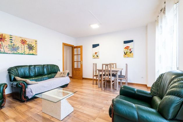Foto 2 de Piso en venta en Maracena de 2 habitaciones con garaje y aire acondicionado