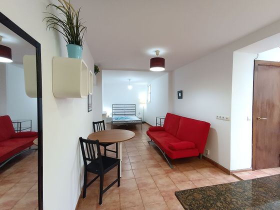 Foto 1 de Estudi en lloguer a calle D'en Roca amb terrassa i mobles