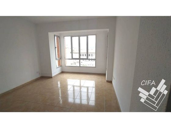 Foto 1 de Piso en venta en calle De César Cataldo de 4 habitaciones con terraza y balcón