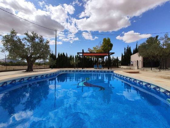 Foto 1 de Casa en venta en Yecla de 4 habitaciones con piscina y jardín