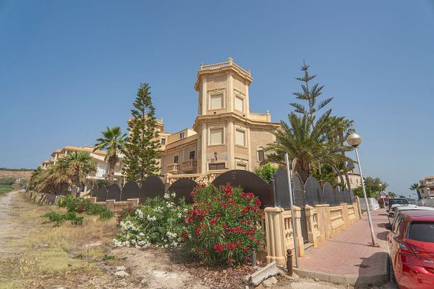 Foto 1 de Casa adossada en venda a calle El Moncayo Beach de 5 habitacions amb terrassa i piscina