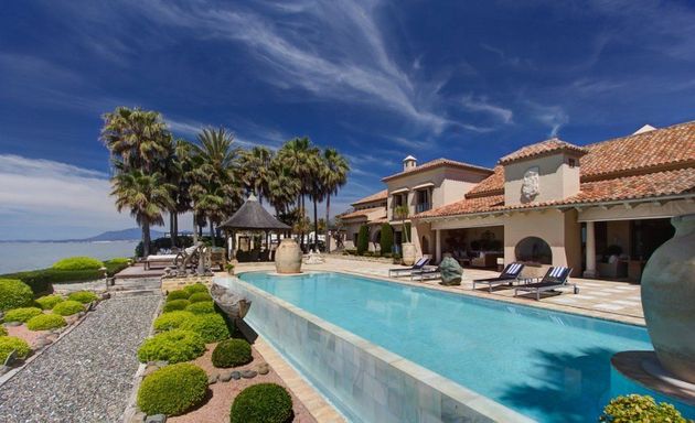 Foto 2 de Chalet en venta en Los Monteros - Bahía de Marbella de 5 habitaciones con piscina y jardín