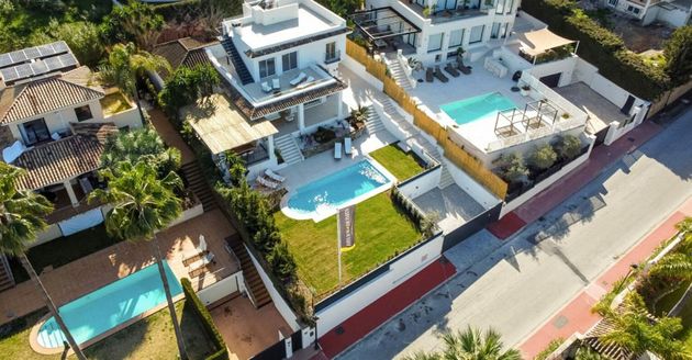 Foto 2 de Casa adossada en venda a calle Clondres de 5 habitacions amb terrassa i piscina