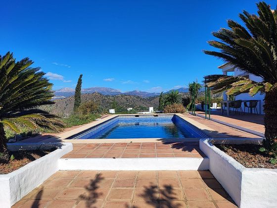 Foto 1 de Chalet en venta en Comares de 4 habitaciones con terraza y piscina