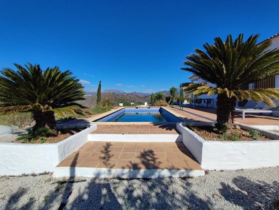 Foto 2 de Chalet en venta en Comares de 4 habitaciones con terraza y piscina