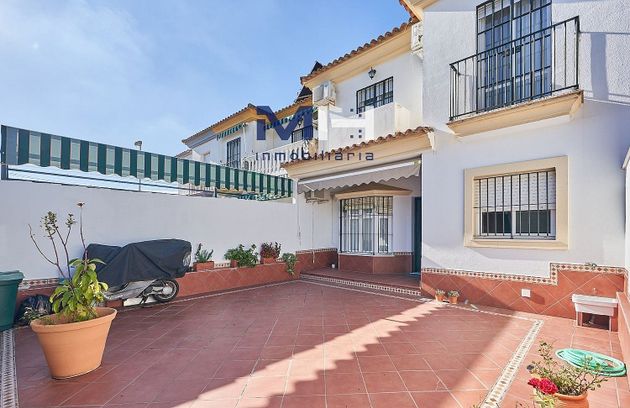 Foto 1 de Venta de casa adosada en Las Palmeras-Dehesilla de 4 habitaciones con terraza y balcón
