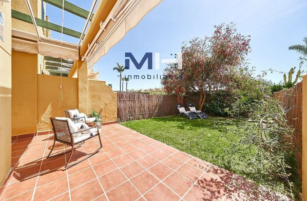 Foto 1 de Casa adossada en venda a calle Corvina de 3 habitacions amb terrassa i piscina