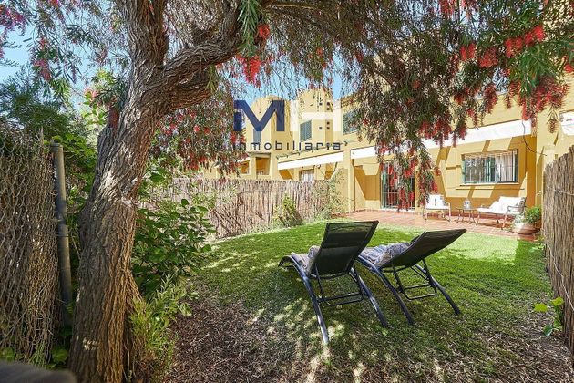 Foto 2 de Casa adossada en venda a calle Corvina de 3 habitacions amb terrassa i piscina