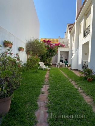 Foto 2 de Casa en venda a V Centenario-Piletas-Capuchinos de 4 habitacions amb terrassa i jardí
