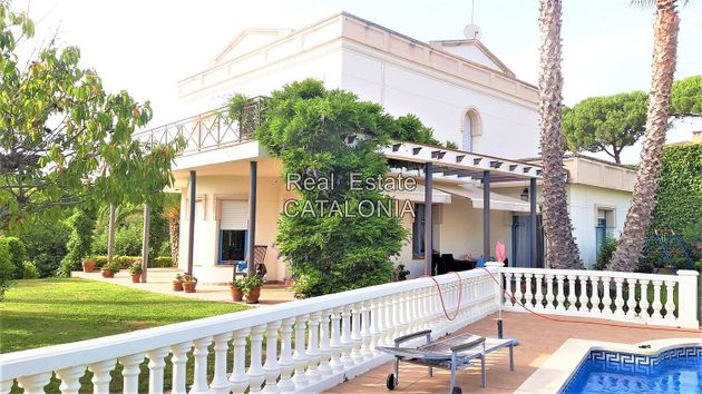 Foto 1 de Chalet en venta en avenida Mare de Deu de Gracia de 5 habitaciones con terraza y piscina