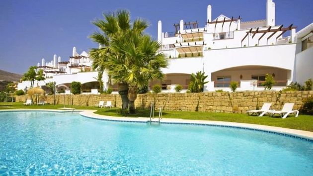 Foto 1 de Àtic en venda a calle Nueva Andaluci de 3 habitacions amb terrassa i piscina