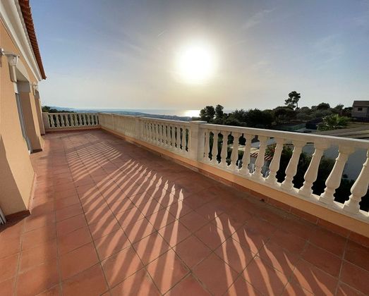 Foto 1 de Chalet en venta en Santa Susanna de 4 habitaciones con terraza y piscina