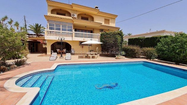 Foto 1 de Venta de casa en Villajoyosa ciudad de 5 habitaciones con terraza y piscina