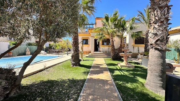 Foto 1 de Chalet en venta en calle La Romana de 4 habitaciones con terraza y piscina