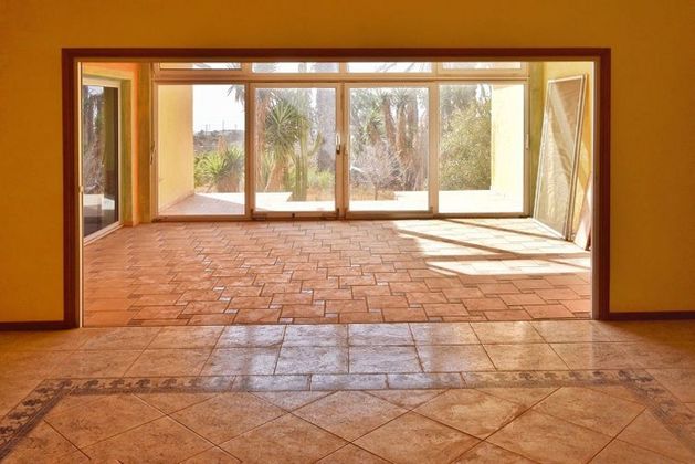 Foto 1 de Venta de chalet en El Médano de 10 habitaciones con terraza y piscina