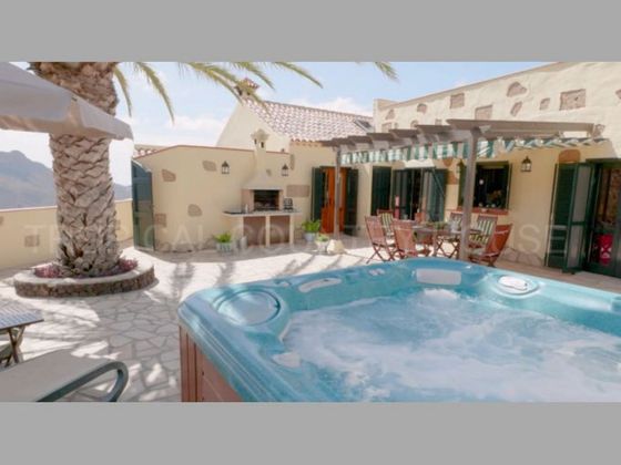 Foto 1 de Chalet en venta en Arona pueblo de 3 habitaciones con terraza y piscina
