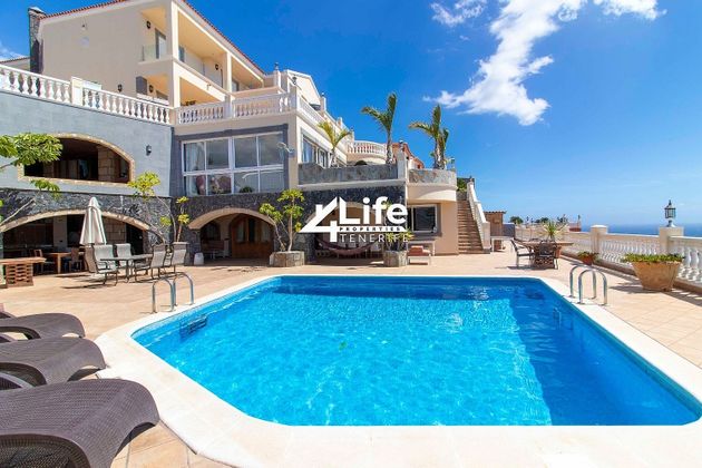Foto 1 de Casa adossada en venda a Costa Adeje de 12 habitacions amb terrassa i piscina
