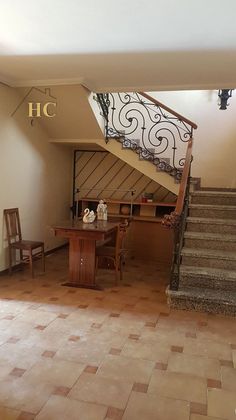 Foto 1 de Casa adossada en venda a Fuerte del Rey de 6 habitacions amb balcó