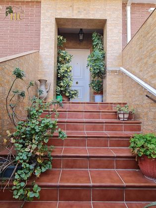 Foto 1 de Casa adossada en venda a Renfe - Bulevar 1º y 2º Fase de 5 habitacions amb jardí i balcó