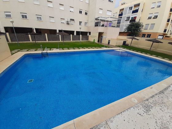 Foto 2 de Venta de piso en El Juncal - Vallealto de 3 habitaciones con piscina y garaje