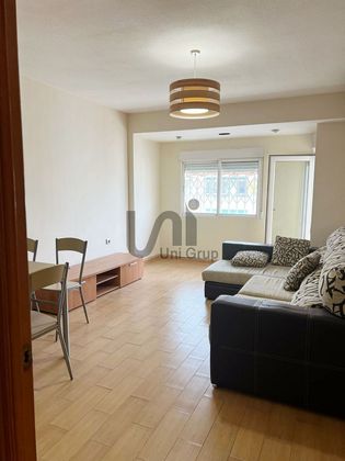 Foto 2 de Piso en alquiler en Camí Real de 3 habitaciones con muebles y balcón