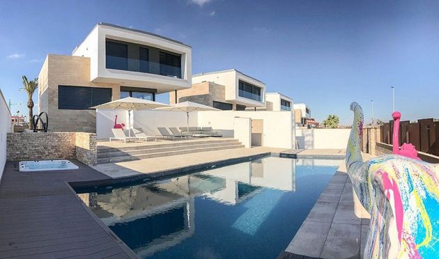 Foto 1 de Chalet en venta en El Mojón de 3 habitaciones con terraza y piscina