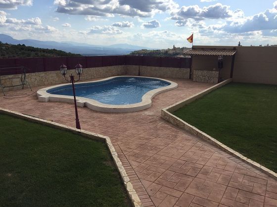 Foto 1 de Chalet en venta en Úbeda de 4 habitaciones con piscina y jardín