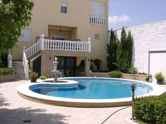 Foto 1 de Casa en venta en Úbeda de 9 habitaciones con terraza y piscina