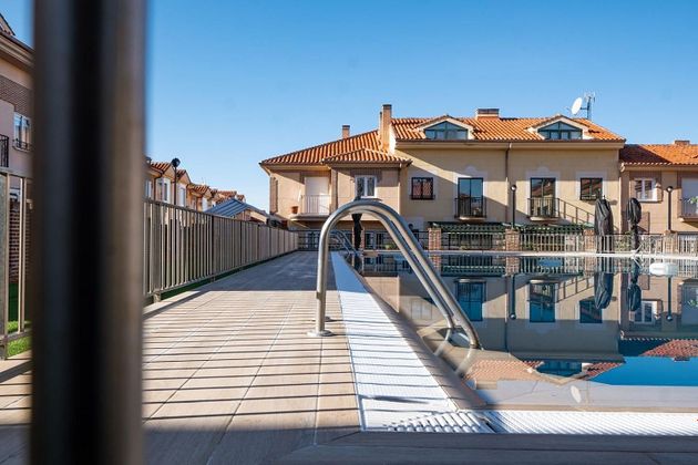 Foto 2 de Casa adossada en venda a Polígono - Carrefour de 3 habitacions amb piscina i garatge