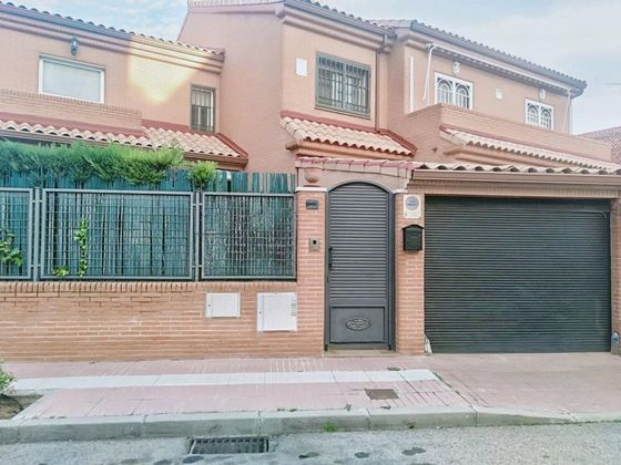 Foto 2 de Casa adossada en venda a Humanes de Madrid de 5 habitacions amb terrassa i garatge