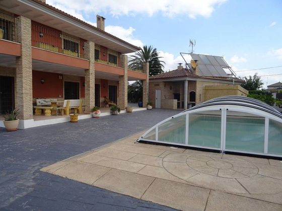 Foto 1 de Venta de chalet en La Arboleja de 6 habitaciones con terraza y piscina