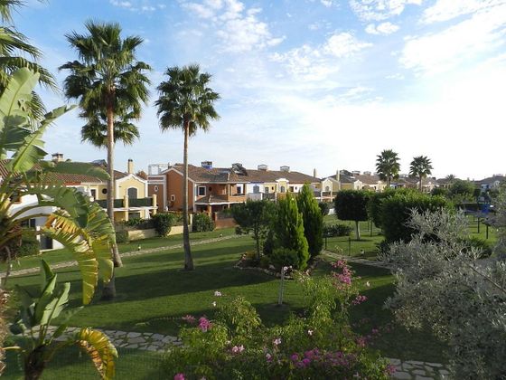 Foto 1 de Casa adossada en venda a calle Urba Villas y Golf de 4 habitacions amb terrassa i piscina