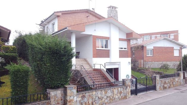 Foto 2 de Xalet en venda a Carreño de 4 habitacions amb terrassa i piscina