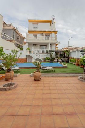 Foto 2 de Casa en venta en Maracena de 4 habitaciones con piscina y jardín